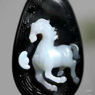 和田玉黑皮料,白脂若雪,润如凝脂.名师纯手工雕